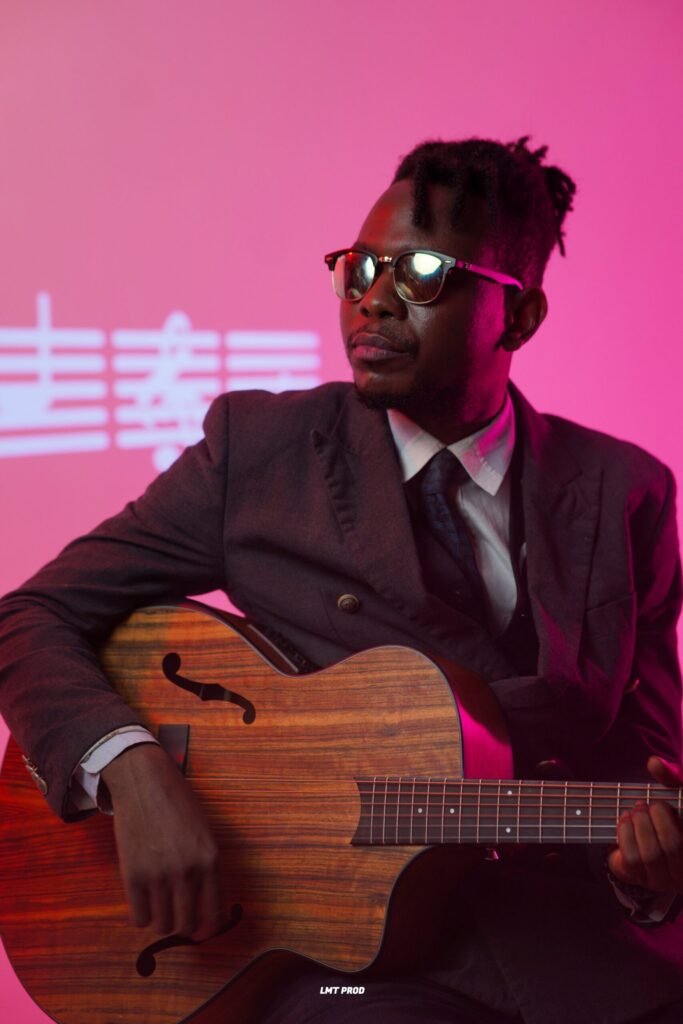 Guitariste sur scène dans une lumière rose
