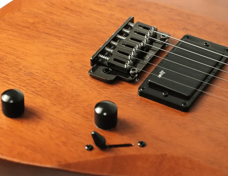 Détail du chevalet et des commandes d’une guitare électrique