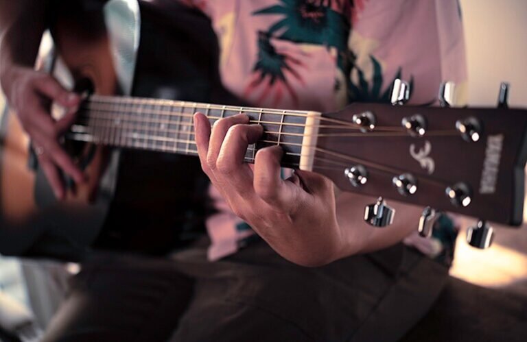 Pratique de la guitare acoustique, photographie Yamaha
