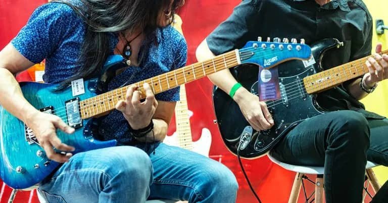 Deux guitaristes jouent ensemble