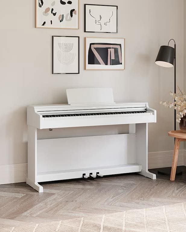 Piano numérique Yamaha blanc dans un intérieur