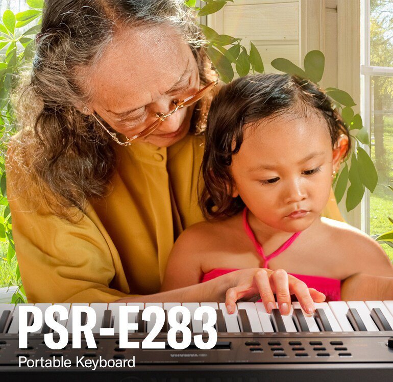 Une enfant découvre le Yamaha PSR-E283 — photographie Yamaha