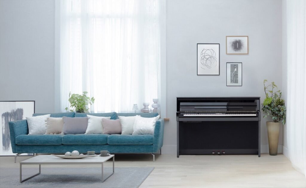Piano Yamaha à queue dans un intérieur lumineux — photographie du fabricant