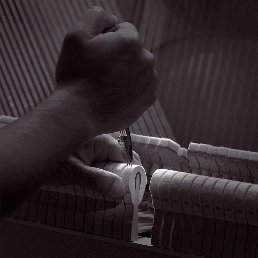 Technicien au travail sur la mécanique d’un piano, photographie Yamaha
