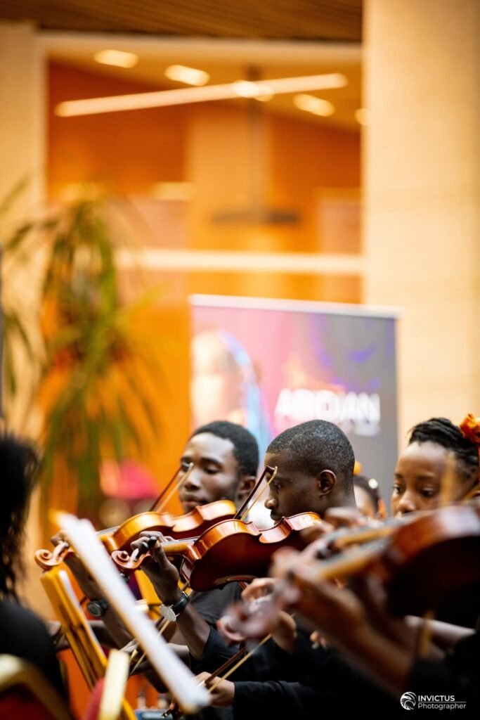 Un ensemble de musiciens en concert