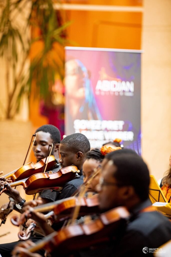 Musiciens et pupitres réunis pour un événement