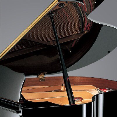 Détail du couvercle et de son support sur le Yamaha GB1K